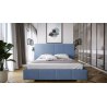 niebieskie łóżko z przeszyciami 