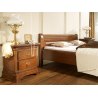 drewniane łóżko z szafkami nocnymi 