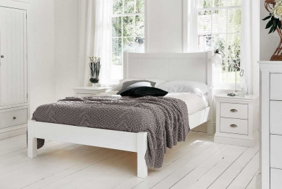 Białe łóżka w stylu skandynawskim i angielskim